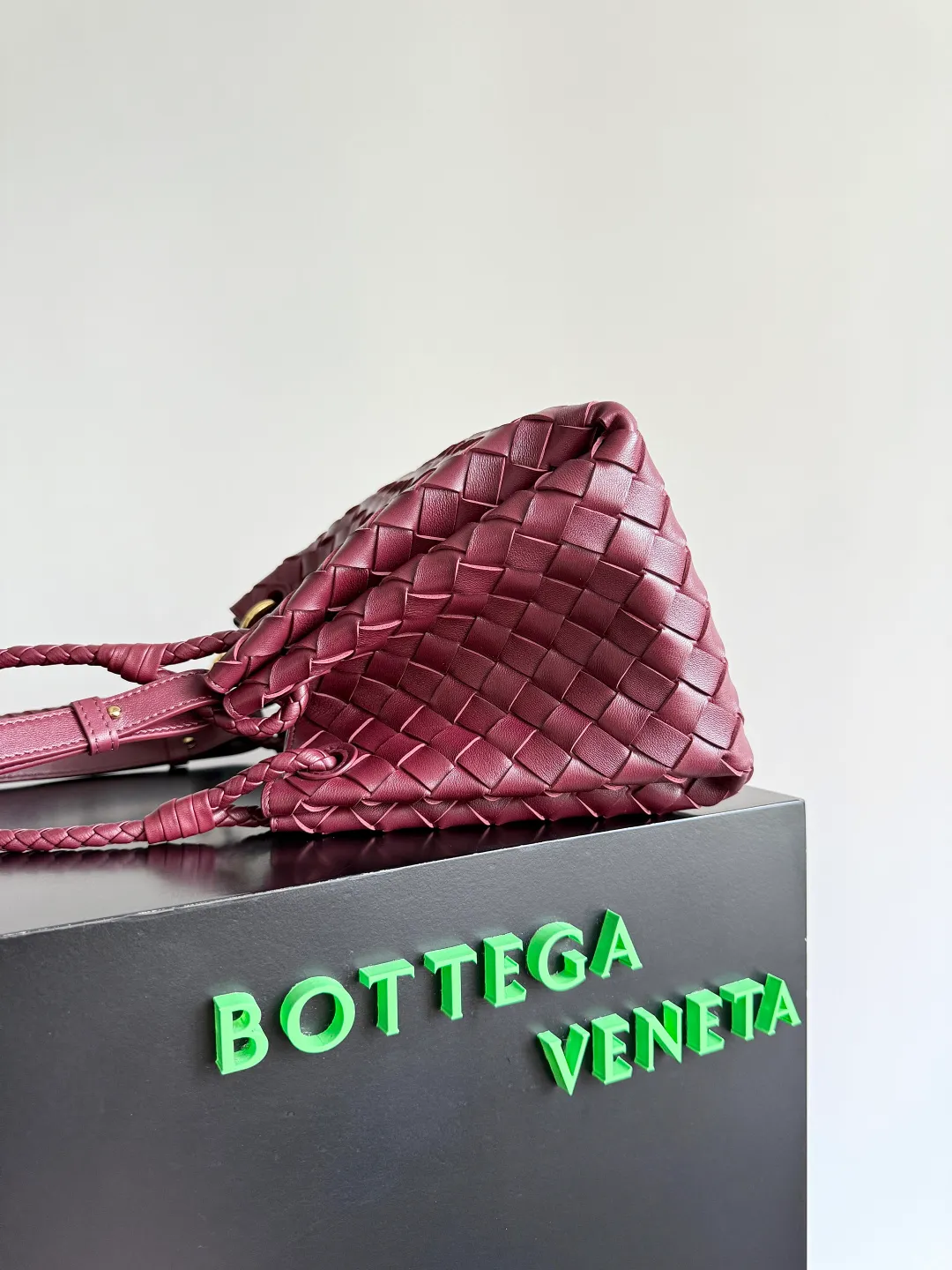 Batch 2060 BOTTEGA VENETA 2025 Autumn New Product Medium Parachuta The long-awaited new medium parachuta is here, with a unique appearance and iconic metal knots, and a whole piece of leather folds the four corners into a parachute shape! The exquisite Knot metal buckle is like putting jewelry on a bag. It is high-end and elegant. Its super capacity can hold all your things! The overall effect of this bag is very different from before. It is neither too delicate to provide a large capacity nor too bulky because of its practicality. It simply provides a perfectly suitable bag for casual and simple people👜 Style number: 835921 Size: 29.5*18.5*17.5cm